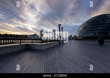 Londres, Royaume-Uni. 20 août 2020. Météo au Royaume-Uni : lever du soleil au-dessus de l'hôtel de ville et du Tower Bridge. La capitale est incroyablement calme car les navetteurs et les touristes habituels restent loin de la capitale britannique. Credit: Celia McMahon/Alamy Live News Banque D'Images