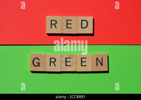 Rouge et vert, mots en lettres de l'alphabet en bois sur fond coloré Banque D'Images