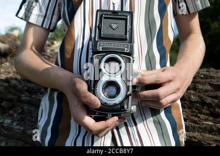 Rolleiflex double reflex moyen format vintage caméra devant une chemise à rayures Banque D'Images