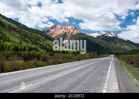 Regardez en descendant la million Dollar Highway, U.S. 550 approchant du Red Mountain Pass dans le Colorado Banque D'Images