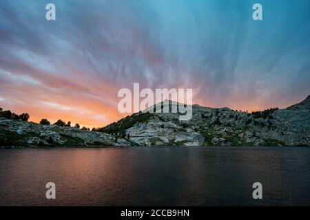 Vue au coucher du soleil sur le magnifique lac Liberty à Ruby Mountain, Nevada, États-Unis Banque D'Images