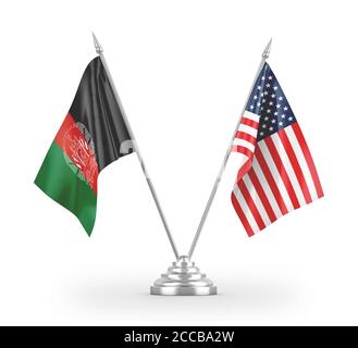 Les drapeaux de table des États-Unis et de l'Afghanistan sont isolés sur fond blanc Rendu 3D Banque D'Images
