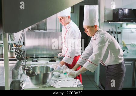 Jour sanitaire dans le restaurant. Lavez vos répétitions de travail. Laver cuisine four, cuisinière et hotte dans le restaurant. Banque D'Images