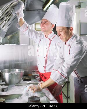 Jour sanitaire dans le restaurant. Lavez vos répétitions de travail. Laver cuisine four, cuisinière et hotte dans le restaurant. Banque D'Images