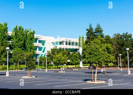 Parking extérieur vide avec aménagement paysager près des bureaux SAP et GE Digital à Silicon Valley - San Ramon, CA, États-Unis - octobre 2019 Banque D'Images