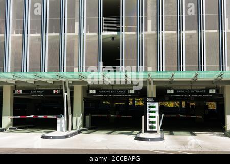 Entrée et sortie du garage sur plusieurs niveaux. Places disponibles, panneau de stationnement extérieur avec compteur LED indiquant le nombre de places de stationnement ouvertes ou vides Banque D'Images