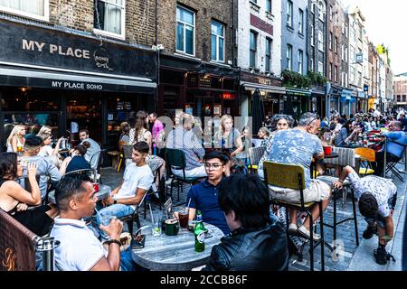 Les clients dînant en plein air dans une rue piétonne, Berwick Street, Soho, Londres, Royaume-Uni. Banque D'Images