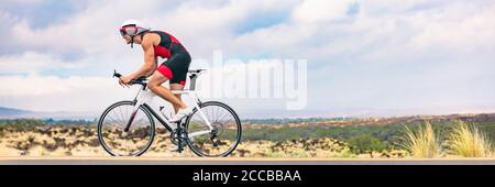 Triathlon homme vélo sur route vélo dans la nature bannière arrière-plan. Triathlète cycliste à vélo dans la compétition ironman. Récolte de la barre de coupe Panorama Banque D'Images