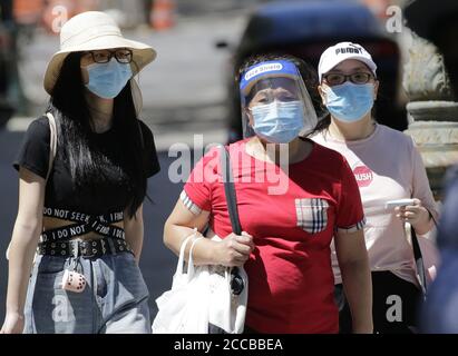 New York, États-Unis. 20 août 2020. Trois femmes portent un masque facial pour protéger et prévenir la propagation du coronavirus lorsqu'elles marchent sur un trottoir à New York le jeudi 20 août 2020. Photo de John Angelillo/UPI crédit: UPI/Alay Live News Banque D'Images