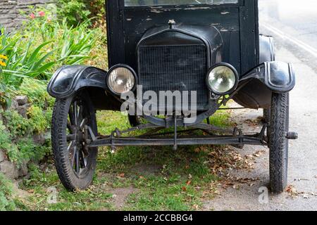 Fragment d'une vieille voiture avec une cabine en bois de le début du xxe siècle Banque D'Images