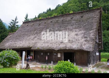 Gifu, Japon - ancienne maison de la famille Yamashita Haruro au musée extérieur Gasshozukuri Minkaen à Shirakawago, Gifu, Japon. Banque D'Images