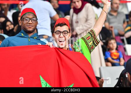 Fans marocains avec drapeau et chapeau fès. Stade international de Khalifa, Doha, Qatar Banque D'Images