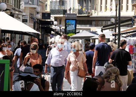 Nice, France. 20 août 2020. Les personnes portant des masques de visage marchent dans la rue à Nice, sud de la France, le 20 août 2020. Au jeudi, la France a enregistré 4,771 nouveaux cas de coronavirus au cours des 24 dernières heures, la plus forte augmentation quotidienne depuis le début d'avril. Depuis l'éclosion du coronavirus, un total de 229,814 personnes ont attrapé la maladie respiratoire, alors que le nombre de grappes étudiées avait augmenté de 33 à 266 par rapport à mercredi, ont montré les données du ministère de la Santé. Credit: Serge Haouzi/Xinhua/Alay Live News Banque D'Images