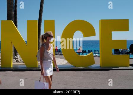 Nice, France. 20 août 2020. Une femme portant un masque facial marche dans la rue à Nice, dans le sud de la France, le 20 août 2020. Au jeudi, la France a enregistré 4,771 nouveaux cas de coronavirus au cours des 24 dernières heures, la plus forte augmentation quotidienne depuis le début d'avril. Depuis l'éclosion du coronavirus, un total de 229,814 personnes ont attrapé la maladie respiratoire, alors que le nombre de grappes étudiées avait augmenté de 33 à 266 par rapport à mercredi, ont montré les données du ministère de la Santé. Credit: Serge Haouzi/Xinhua/Alay Live News Banque D'Images