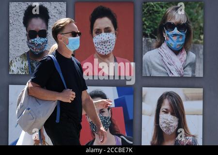 Nice, France. 20 août 2020. Un homme portant un masque marche à côté d'un masque portant des affiches à Nice, dans le sud de la France, le 20 août 2020. Au jeudi, la France a enregistré 4,771 nouveaux cas de coronavirus au cours des 24 dernières heures, la plus forte augmentation quotidienne depuis le début d'avril. Depuis l'éclosion du coronavirus, un total de 229,814 personnes ont attrapé la maladie respiratoire, alors que le nombre de grappes étudiées avait augmenté de 33 à 266 par rapport à mercredi, ont montré les données du ministère de la Santé. Credit: Serge Haouzi/Xinhua/Alay Live News Banque D'Images