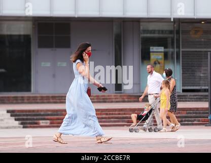 Paris, France. 20 août 2020. Une femme portant un masque fait un appel téléphonique à Paris, France, le 20 août 2020. Au jeudi, la France a enregistré 4,771 nouveaux cas de coronavirus au cours des 24 dernières heures, la plus forte augmentation quotidienne depuis le début d'avril. Depuis l'éclosion du coronavirus, un total de 229,814 personnes ont attrapé la maladie respiratoire, alors que le nombre de grappes étudiées avait augmenté de 33 à 266 par rapport à mercredi, ont montré les données du ministère de la Santé. Credit: Gao Jing/Xinhua/Alamy Live News Banque D'Images