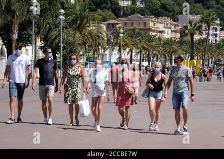 Nice, France. 20 août 2020. Les personnes portant des masques de visage marchent dans la rue à Nice, sud de la France, le 20 août 2020. Au jeudi, la France a enregistré 4,771 nouveaux cas de coronavirus au cours des 24 dernières heures, la plus forte augmentation quotidienne depuis le début d'avril. Depuis l'éclosion du coronavirus, un total de 229,814 personnes ont attrapé la maladie respiratoire, alors que le nombre de grappes étudiées avait augmenté de 33 à 266 par rapport à mercredi, ont montré les données du ministère de la Santé. Credit: Serge Haouzi/Xinhua/Alay Live News Banque D'Images