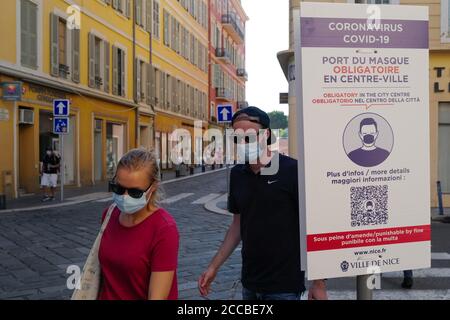 Nice, France. 20 août 2020. Les personnes portant des masques de visage marchent dans la rue à Nice, sud de la France, le 20 août 2020. Au jeudi, la France a enregistré 4,771 nouveaux cas de coronavirus au cours des 24 dernières heures, la plus forte augmentation quotidienne depuis le début d'avril. Depuis l'éclosion du coronavirus, un total de 229,814 personnes ont attrapé la maladie respiratoire, alors que le nombre de grappes étudiées avait augmenté de 33 à 266 par rapport à mercredi, ont montré les données du ministère de la Santé. Credit: Serge Haouzi/Xinhua/Alay Live News Banque D'Images