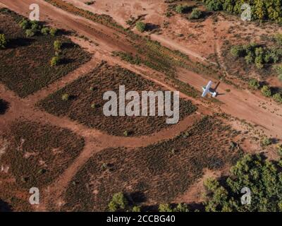 Un Cessna 180 Skywagon de l'Utah Backcountry Pilots Association est situé sur une piste d'atterrissage en terre non améliorée à Mineral Bottom près de Moab, Utah. Banque D'Images