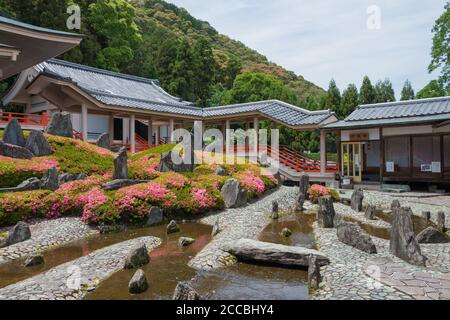 Kyoto, Japon - jardin au sanctuaire Matsunoo-taisha à Kyoto, Japon. Il est dit Matsuno'o Taisha a été fondé en 701. Banque D'Images