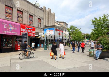 Les gens, les acheteurs à Diversity Plaza, une place piétonne située au 37th Rd entre 73rd et 74th STS, Jackson Heights, Queens, New York, 31 juillet, 2020 Banque D'Images