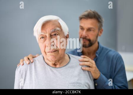 Vieil homme âgé âgé avec démence obtenir du soutien et des soins de son Banque D'Images