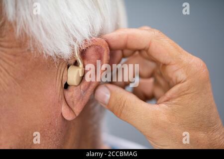 Entendre les problèmes d'incapacité. Technologies d'audiologie de l'oreille assistée Banque D'Images