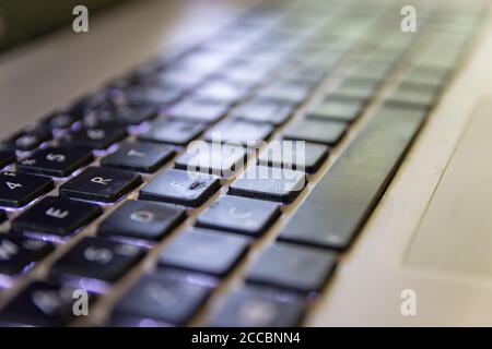 Vue détaillée du clavier relié à l'ordinateur portable. Concept de travail à distance, d'entreprise, de bureau. Banque D'Images