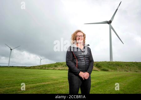 UTILISATION ÉDITORIALE JULIET Davenport, fondateur et PDG de Good Energy devant les éoliennes du parc éolien de Good Energy à Delabole, dans le nord de la Cornouailles, pour marquer le jour du dépassement de la Terre le 22 août et sensibiliser les jeunes au désir de protéger la planète et de travailler dans l'économie verte. Banque D'Images