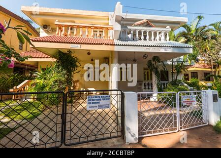 Candolim, North Goa, Inde - 23 novembre 2019 : vue sur la rue de Candolim par beau temps avec maison de vacances typique ou maison d'hôtes à Candolim, North Goa, Banque D'Images