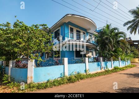 Candolim, North Goa, Inde - 23 novembre 2019: Vue sur la rue de Candolim par beau temps avec Diego Villa maison d'hôtes à Candolim, North Goa, Inde. Banque D'Images