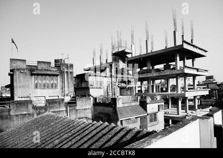 Howrah, Bengale-Occidental, Inde - 7 juin 2020 : Nouvelle construction d'un bâtiment résidentiel en noir et blanc, abattu le matin. Banque D'Images