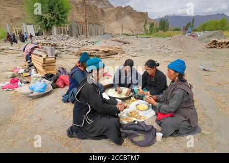 Mulbekh, Ladakh, Inde - 2 septembre 2014 : les femmes tribales Ladakhi dans des robes traditionnelles coupent des légumes pour préparer la nourriture pour la fête religieuse Banque D'Images