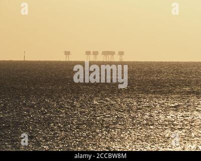 Sheerness, Kent, Royaume-Uni. 21 août 2020. Météo au Royaume-Uni : vents croissants et nuages orageux lorsque Storm Ellen arrive à Sheerness, dans le Kent ce matin. Vue vers les forts de Red Sands dans l'estuaire de la Tamise. Crédit : James Bell/Alay Live News Banque D'Images