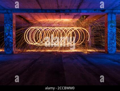 Photographie de feu de laine d'acier prise sur une longue exposition, faisant des formes abstraites. Banque D'Images