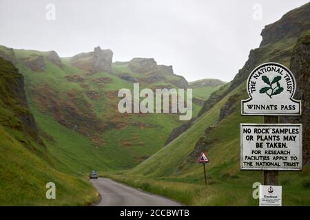 Winnats Pass près de Castleton dans le district de Derbyshire Peak Banque D'Images