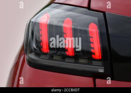 Feu de voiture arrière. Les feux arrière d'une voiture de tourisme de luxe. Banque D'Images