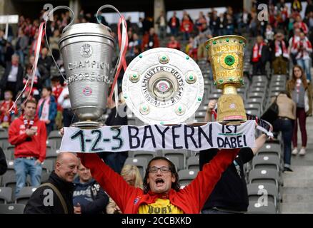 Berlin, Allemagne. 1er juin 2013. Football FILO, football, finale de Pokal DFB à Berlin, finale de DFB Pokal, finale de DFB Pokal 2013, 01.06.2013, FC Bayern Munich, Muenchen - VFB Stuttgart 3 : 2 fan de Bayern avec 3 trophées, trophées, coupe de la Ligue des Champions, trophée de championnat et coupe DFB, Tripple, 3 titres, blague, humour, transparence, 1-2-3 Bayern is There | usage dans le monde crédit: dpa/Alay Live News Banque D'Images