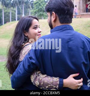 New Delhi Inde – novembre 25 2019 : UN couple pose pour le tournage avant mariage à l'intérieur de Lodhi Garden Delhi, un monument touristique populaire à New Delhi Inde, pour Banque D'Images