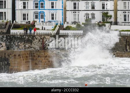 Porthleven, Cornwall, Royaume-Uni. 21 août 2020. Météo Royaume-Uni. D'énormes vagues de la tempête Ellen fracassent dans les falaises et les défenses côtières à Porthleven, dans les Cornouailles, au début de la matinée à marée haute, lors d'une journée de vents de force gale. Crédit photo : Graham Hunt/Alamy Live News Banque D'Images