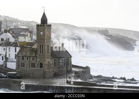 Porthleven, Cornwall, Royaume-Uni. 21 août 2020. Météo Royaume-Uni. D'énormes vagues de la tempête Ellen fracassent dans les falaises et les défenses côtières à Porthleven, dans les Cornouailles, au début de la matinée à marée haute, lors d'une journée de vents de force gale. Crédit photo : Graham Hunt/Alamy Live News Banque D'Images