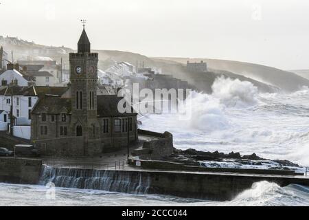 Porthleven, Cornwall, Royaume-Uni. 21 août 2020. Météo Royaume-Uni. D'énormes vagues de la tempête Ellen fracassent dans les falaises et les défenses côtières à Porthleven, dans les Cornouailles, au début de la matinée à marée haute, lors d'une journée de vents de force gale. Crédit photo : Graham Hunt/Alamy Live News Banque D'Images