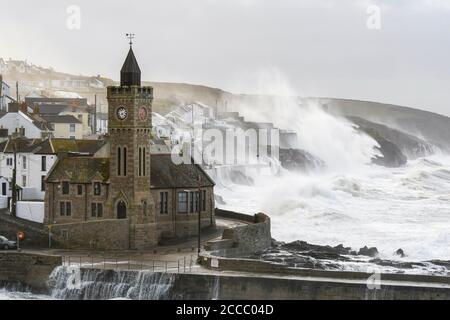 Porthleven, Cornwall, Royaume-Uni. 21 août 2020. Météo Royaume-Uni. D'énormes vagues de la tempête Ellen fracassent dans les falaises et les défenses côtières à Porthleven, dans les Cornouailles, au début de la matinée à marée haute, lors d'une journée de vents de force gale. Crédit photo : Graham Hunt/Alamy Live News Banque D'Images