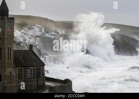 Porthleven, Cornwall, Royaume-Uni. 21 août 2020. Météo Royaume-Uni. D'énormes vagues de la tempête Ellen fracassent dans les falaises et les défenses côtières à Porthleven, dans les Cornouailles, au début de la matinée à marée haute, lors d'une journée de vents de force gale. Crédit photo : Graham Hunt/Alamy Live News Banque D'Images