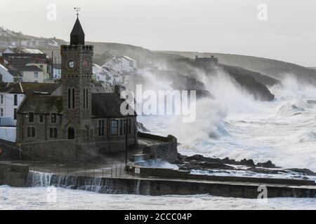 Porthleven, Cornwall, Royaume-Uni. 21 août 2020. Météo Royaume-Uni. D'énormes vagues de la tempête Ellen fracassent dans les falaises et les défenses côtières à Porthleven, dans les Cornouailles, au début de la matinée à marée haute, lors d'une journée de vents de force gale. Crédit photo : Graham Hunt/Alamy Live News Banque D'Images