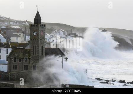 Porthleven, Cornwall, Royaume-Uni. 21 août 2020. Météo Royaume-Uni. D'énormes vagues de la tempête Ellen fracassent dans les falaises et les défenses côtières à Porthleven, dans les Cornouailles, au début de la matinée à marée haute, lors d'une journée de vents de force gale. Crédit photo : Graham Hunt/Alamy Live News Banque D'Images