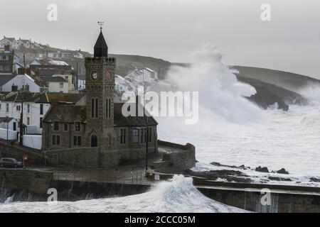 Porthleven, Cornwall, Royaume-Uni. 21 août 2020. Météo Royaume-Uni. D'énormes vagues de la tempête Ellen fracassent dans les falaises et les défenses côtières à Porthleven, dans les Cornouailles, au début de la matinée à marée haute, lors d'une journée de vents de force gale. Crédit photo : Graham Hunt/Alamy Live News Banque D'Images