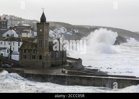 Porthleven, Cornwall, Royaume-Uni. 21 août 2020. Météo Royaume-Uni. D'énormes vagues de la tempête Ellen fracassent dans les falaises et les défenses côtières à Porthleven, dans les Cornouailles, au début de la matinée à marée haute, lors d'une journée de vents de force gale. Crédit photo : Graham Hunt/Alamy Live News Banque D'Images