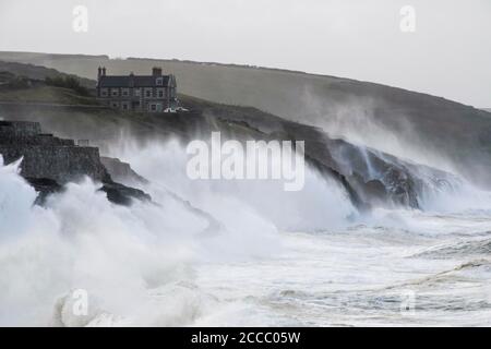 Porthleven, Cornwall, Royaume-Uni. 21 août 2020. Météo Royaume-Uni. D'énormes vagues de la tempête Ellen fracassent dans les falaises et les défenses côtières à Porthleven, dans les Cornouailles, au début de la matinée à marée haute, lors d'une journée de vents de force gale. Crédit photo : Graham Hunt/Alamy Live News Banque D'Images