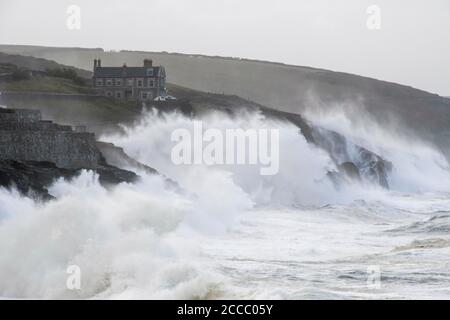 Porthleven, Cornwall, Royaume-Uni. 21 août 2020. Météo Royaume-Uni. D'énormes vagues de la tempête Ellen fracassent dans les falaises et les défenses côtières à Porthleven, dans les Cornouailles, au début de la matinée à marée haute, lors d'une journée de vents de force gale. Crédit photo : Graham Hunt/Alamy Live News Banque D'Images